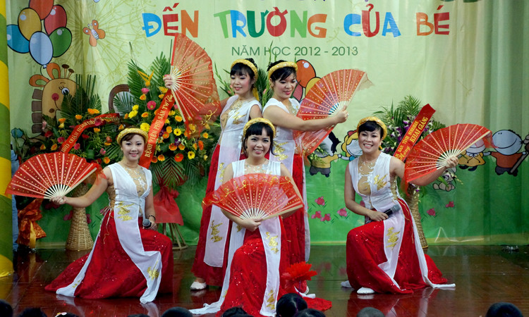 Sau màn biểu diễn của các giáo viên, các bé tỏ ra vui tươi hơn