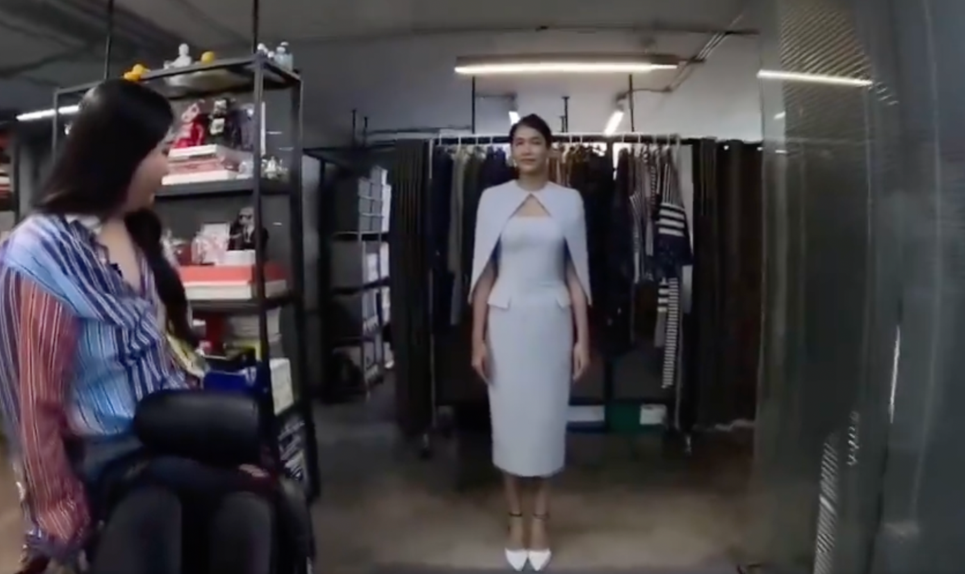 Người mẫu mặc chiếc váy tương tự Lisa nhưng size S. Ảnh cắt màn hình. Người mẫu mặc chiếc váy tương tự Lisa nhưng size S. Ảnh cắt màn hình.