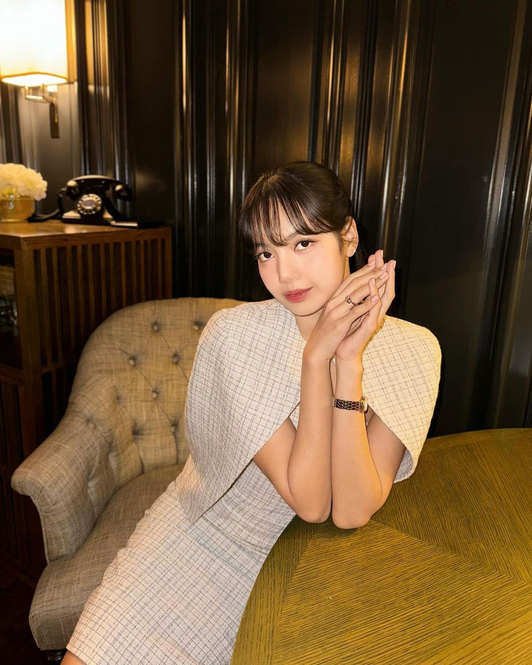 Chiếc váy Lisa mặc lúc nhận MBE từ Vua Charles. Ảnh: IG. Chiếc váy Lisa mặc lúc nhận MBE từ Vua Charles. Ảnh: IG.