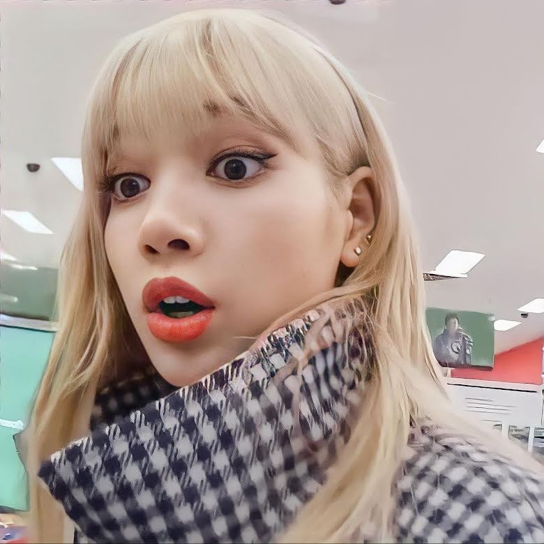 Lisa đặc biệt sợ ma, đến mức không dám tắt đèn khi ngủ. Lisa đặc biệt sợ ma, đến mức không dám tắt đèn khi ngủ.