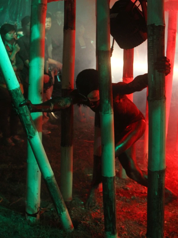 Nhưng dần về sau, ô nhiễm đã vượt ra sự chế ngự