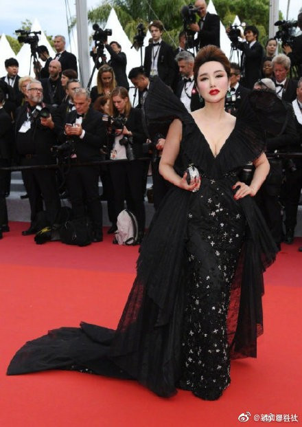 Loạt nghệ sĩ vô danh Trung Quốc khoe thân, làm lố trên thảm đỏ Cannes ảnh 8