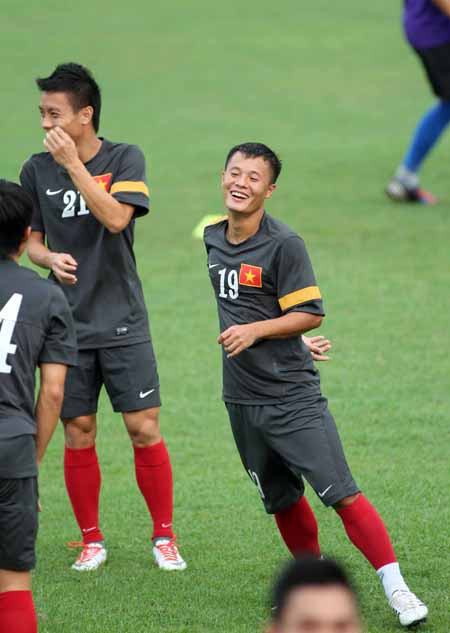 Thành Lương cũng cười rất tươi sau khi viết lên Facebook muốn 'sút vào mặt một đứa nào đó'