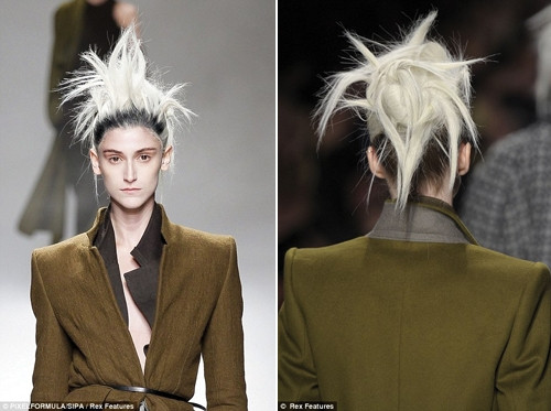 1. Chân dài Cara Delevingne xuất hiện trong show thời trang của Jean Paul Gaultier với kiểu tóc "mullet" (phía trước ngắn và phía sau dài). Tuy nhiên, bộ tóc giả lại lệch tông màu với tóc thật, khiến cô nàng trông càng ngổ ngáo. Với biểu cảm khuôn mặt nghiêm trang, thậm chí dữ dằn của người mẫu, thật không khó để nhận ra cá tính nổi loạn trong BST của Jean Paul Gaultier. Với Jean Paul Gaultier, kiểu tóc không quyết định trang phục bạn mặc trên người bởi vì chúng có thể là hai thái cực trái ngược nhau. 2. Kiểu tóc của Af Vandervorst có lẽ "độc" nhất và khó áp dụng nhất khi khuôn mặt của người mẫu bị giấu đi hoàn toàn, chỉ hở bờ môi đỏ mọng quyến rũ. Với một lớp tóc mái dài và dày như thế này che kín mặt, bạn sẽ chẳng thể nào bước đi cũng như gặp gỡ, trò chuyện với bất kỳ ai. Vì thế, đây là kiểu tóc chỉ có thể ngắm hoặc nếu có áp dụng thì phải theo một phiên bản khác. 3. Trong khi đó, người mẫu của Haider Ackermann xuất hiện trên đường băng với kiểu tóc búi - rối rắm và luộm thuộm. 4. Rick Owens không chỉ "quái" ở trang phục mà còn "quái" ở kiểu tóc cũng như trang điểm của người mẫu. Kiểu tóc "điện giật" có vẻ không bình thường nhưng biết đâu lại lọt vào mắt xanh của những cô nàng thích phong cách hoang dã. Dàn chân dài xuất hiện như những bóng ma vật vờ trên sàn catwalk. 5. Với Junya Watanabe, tóc "tổ quạ" mới là mốt của mùa thu - đông 2013, vừa ấm áp lại rất ấn tượng. Bạn có thể tạo nhiều kiểu "tổ quạ" khác nhau. 6. Givenchy lôi cuốn người xem bằng những kiểu tóc xoăn cuộn tròn nhiều màu sắc, giống như những viên kẹo ngọt ngào. Kiểu tóc này khiến nhiều người liên tưởng đến những chiếc mũ bơi.
