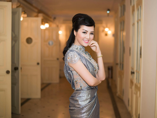 Thụy Vân diện đầm dạ hội yêu kiều, lộng lẫy