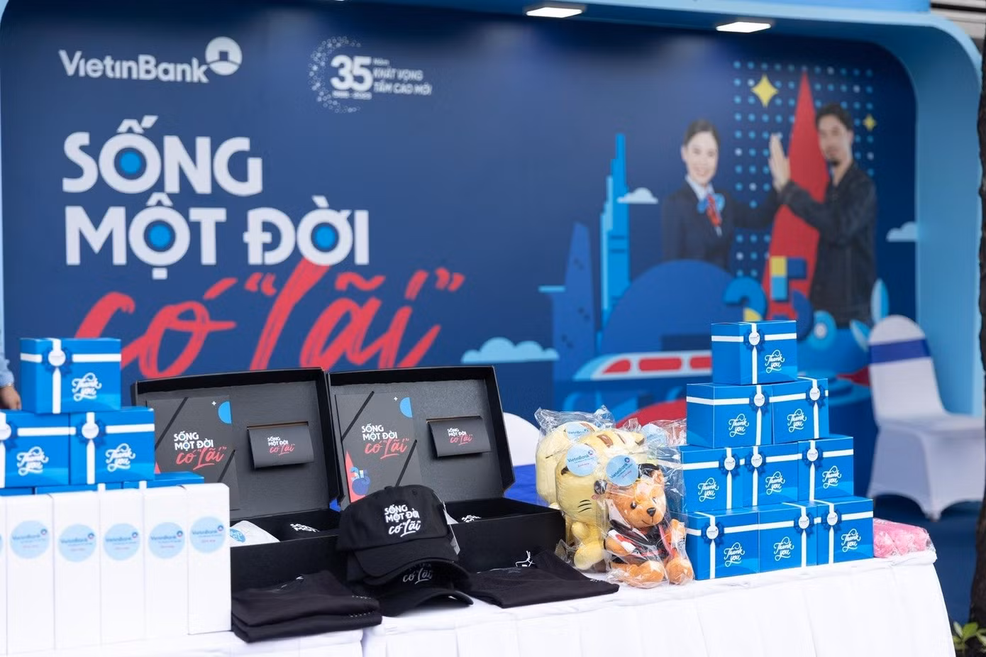 Hàng ngàn phần quà hấp dẫn dành tặng cho các khách hàng đăng kí mở tài khoản. Hàng ngàn phần quà hấp dẫn dành tặng cho các khách hàng đăng kí mở tài khoản.