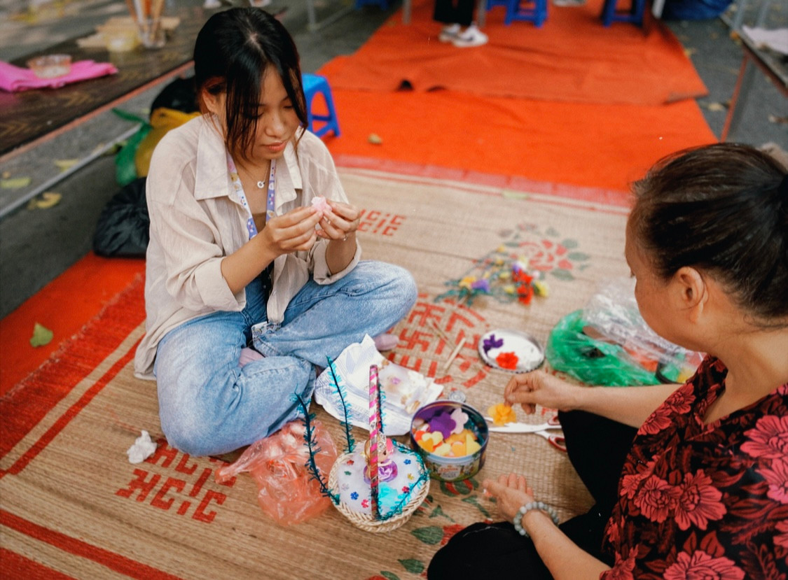 Du khách sẽ có cơ hội được trải nghiệm trực tiếp làm lẵng thiên nga bằng bông.