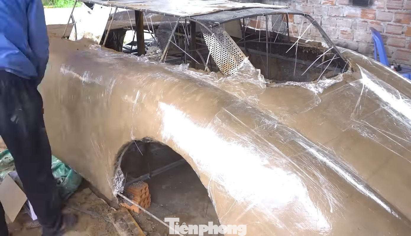 Do có kinh nghiệm tự chế nhiều mẫu siêu xe phức tạp, Kim Đại có thể cân chỉnh thân xe bằng mắt thường. Ảnh: Bazan TV. Do có kinh nghiệm tự chế nhiều mẫu siêu xe phức tạp, Kim Đại có thể cân chỉnh thân xe bằng mắt thường. Ảnh: Bazan TV.