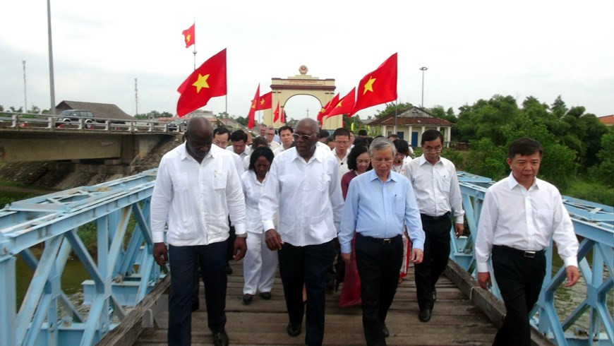 Đoàn đại biểu cấp cao Đảng, Nhà nước Cuba và các đồng chí lãnh đạo Đảng, Nhà nước, lãnh đạo tỉnh Quảng Trị tham quan và cùng đi qua cây cầu Hiền Lương lịch sử, nơi lãnh tụ Fidel Castro từng đến vào năm 1973. (Ảnh: Trịnh Bang Nhiệm/TTXVN).