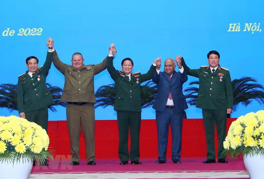 Trung tướng Vicstor Joho Ramos, Chủ nhiệm Chính trị các Lực lượng vũ trang cách mạng Cuba và Đại sứ Cuba tại Việt Nam Orlando Nicolas Hernandez Guillen trao Huân chương cao quý các loại của Nhà nước Cuba cho Đại tướng Phan Văn Giang, Bộ trưởng Bộ Quốc phòng; Đại tướng Lương Cường, Chủ nhiệm Tổng cục Chính trị QĐND Việt Nam và Đại tướng Ngô Xuân Lịch, nguyên Bộ trưởng Bộ Quốc phòng (2022). (Ảnh: Trọng Đức/TTXVN).