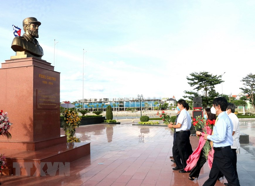 Lãnh đạo tỉnh Quảng Trị dâng hoa tưởng niệm Lãnh tụ Cuba Fidel Castro tại Công viên Fidel Castro ở thành phố Đông Hà nhân kỷ niệm 95 năm Ngày sinh của Ông (2021). (Ảnh: Nguyên Lý/TTXVN).