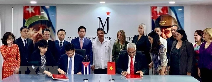 Bộ trưởng Tư pháp Lê Thành Long và Bộ trưởng Tư pháp Cuba Oscar Manuel Silvera Martínez ký “Ý định thư về xây dựng Dự án hỗ trợ kỹ thuật cho Bộ Tư pháp Cuba.” (Ảnh: Mai Phương/TTXVN).
