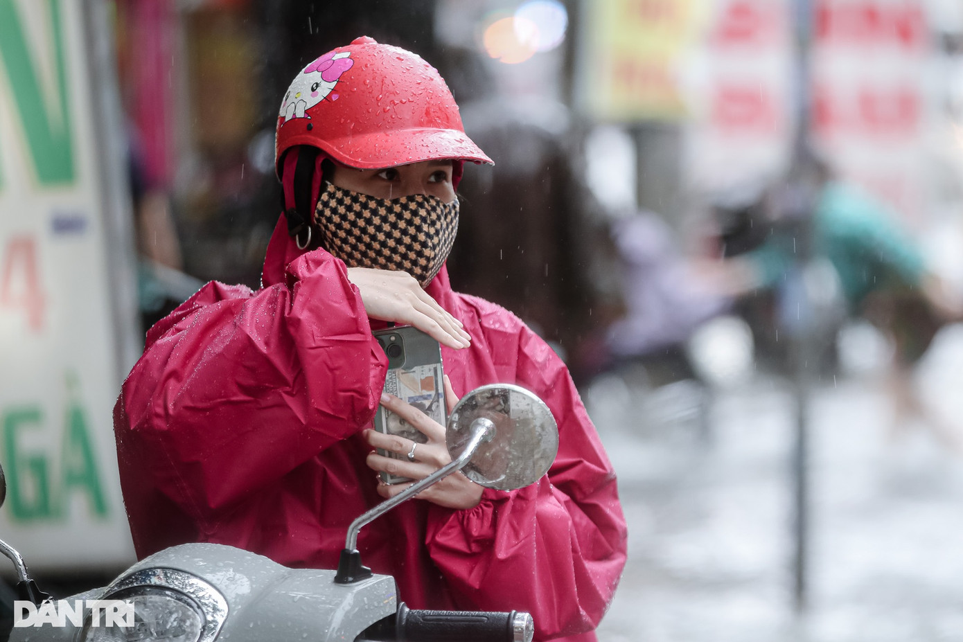 "Tôi từ ngã 5 Nguyễn Thái Sơn chạy nhà, đến đây thì nước ngập sâu nên phải tấp vào vỉa hè chờ nước rút, chứ cố di chuyển thì kiểu gì xe cũng chết máy", chị Hồng Thảo (quận Bình Thạnh) nói.