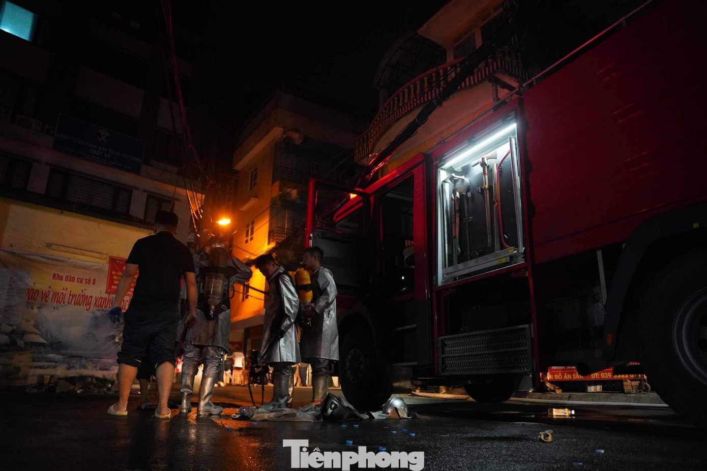 Tại hiện trường, nhiều xe chuyên dụng chữa cháy của lực lượng chức năng nhanh chóng có mặt.