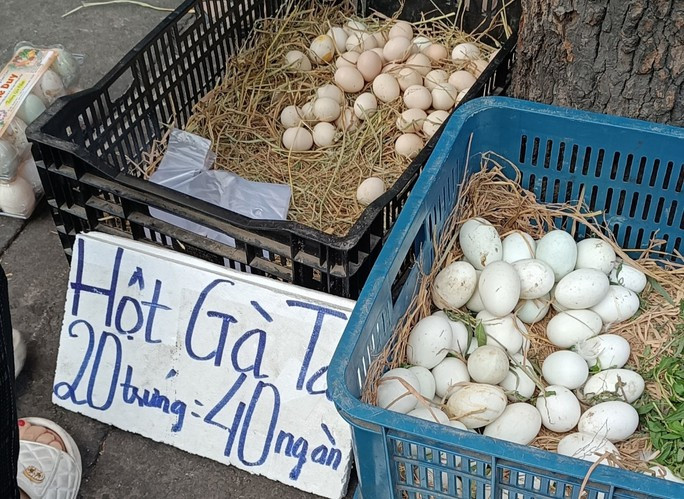 Trứng gà ta giá quá rẻ, được niêm yết với số lượng 20 trứng 40.000 đồng.