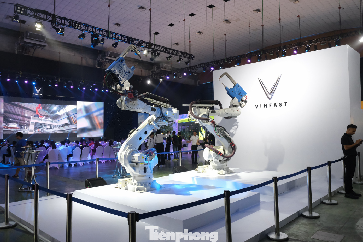 Triển lãm thể hiện VinFast đã tạo nên hệ sinh thái xe thuần điện, giúp người tiêu dùng có thêm nhận thức về việc hạn chế dùng phương tiện phát khí thải, góp phần bảo vệ môi trường.