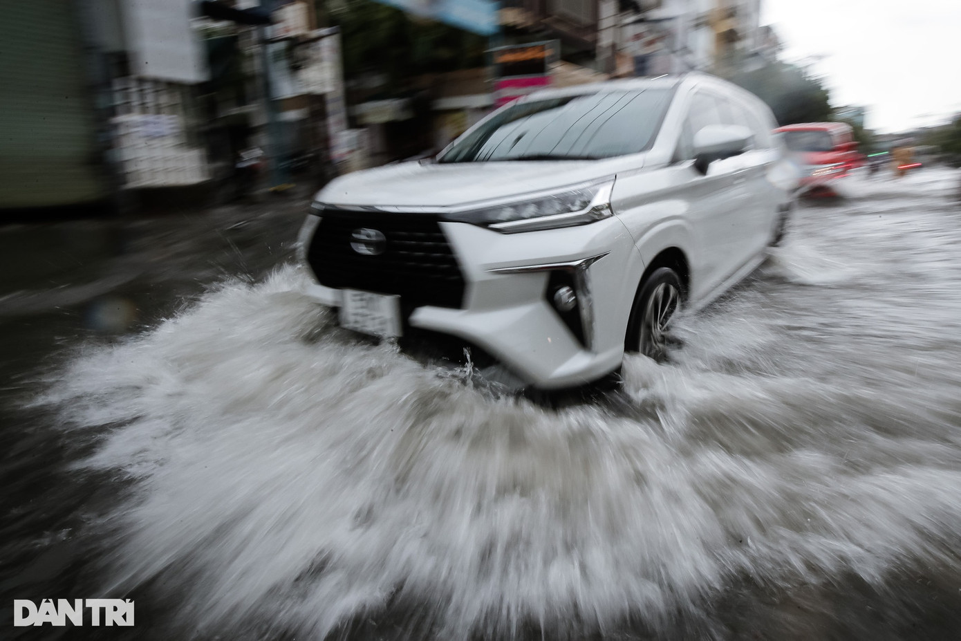 Nước ngập khiến nhiều phương tiện gặp khó khăn khi di chuyển qua đoạn đường này, nhiều ôtô cố lao nhanh qua đoạn ngập để xe không bị chết máy tạo ra các đợt sóng lớn đánh vào các phương tiện xe máy.