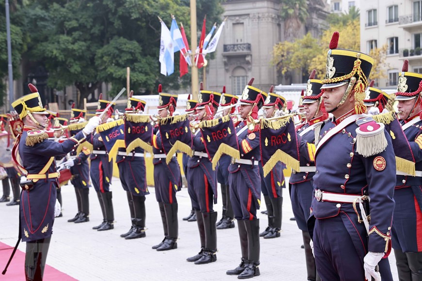 Cử quân nhạc Quốc ca hai nước. (Ảnh: Doãn Tấn/TTXVN).