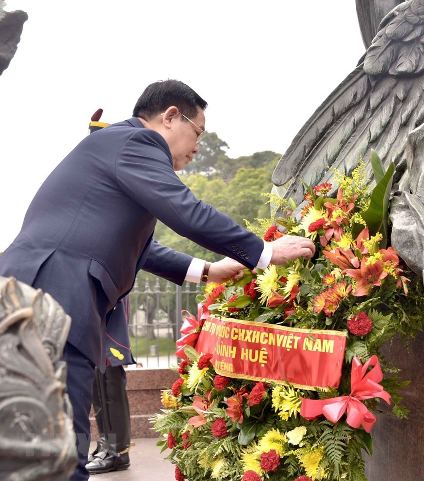 Chủ tịch Quốc hội Vương Đình Huệ đặt vòng hoa tại Tượng đài Tướng D. Jose De San Martin. (Ảnh: Doãn Tấn/TTXVN).