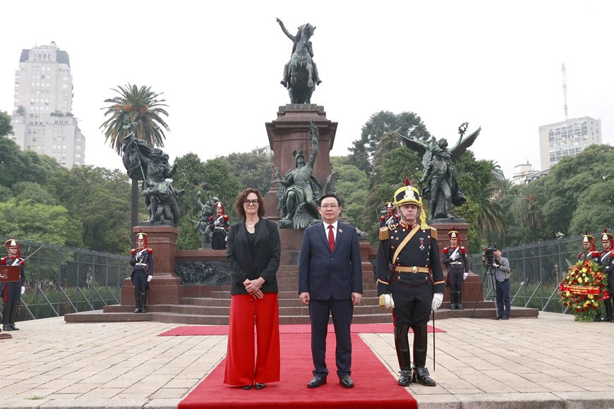 Chủ tịch Quốc hội Vương Đình Huệ và lãnh đạo cấp cao Argentina chụp ảnh tại vị trí danh dự. (Ảnh: Doãn Tấn/TTXVN).