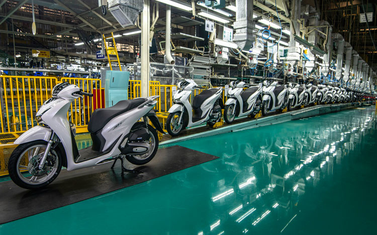 Nguồn cung xe máy tăng mạnh trong khi sức tiêu thụ sụt giảm.