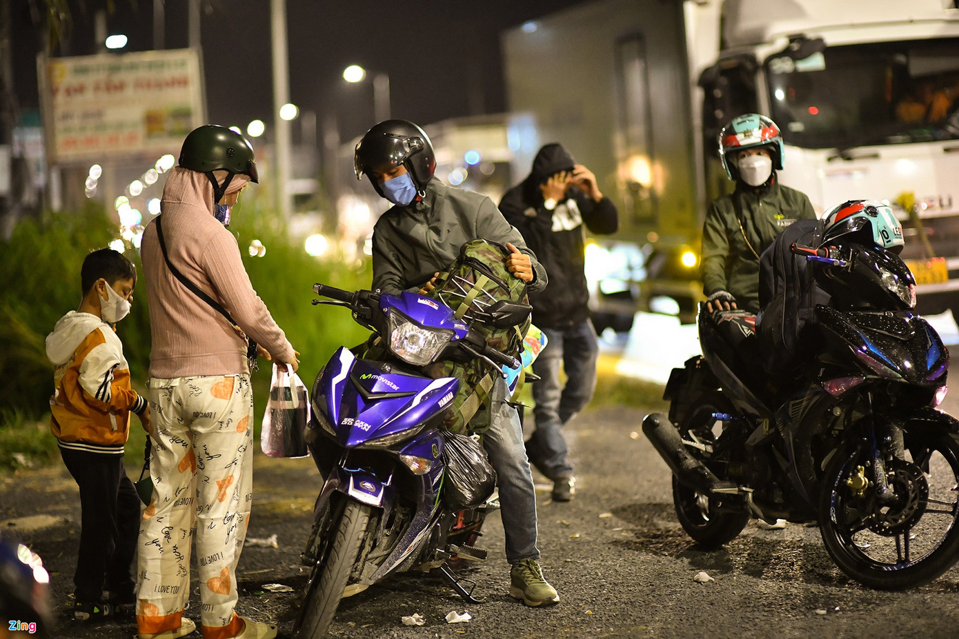 "Khi đến khu đất trống, chúng tôi cho xe đậu tạm ven đường để nghỉ ngơi. Xe đông, đường hẹp khiến ai cũng ngao ngán", anh Hậu (ngụ TP Cần Thơ) cho biết.