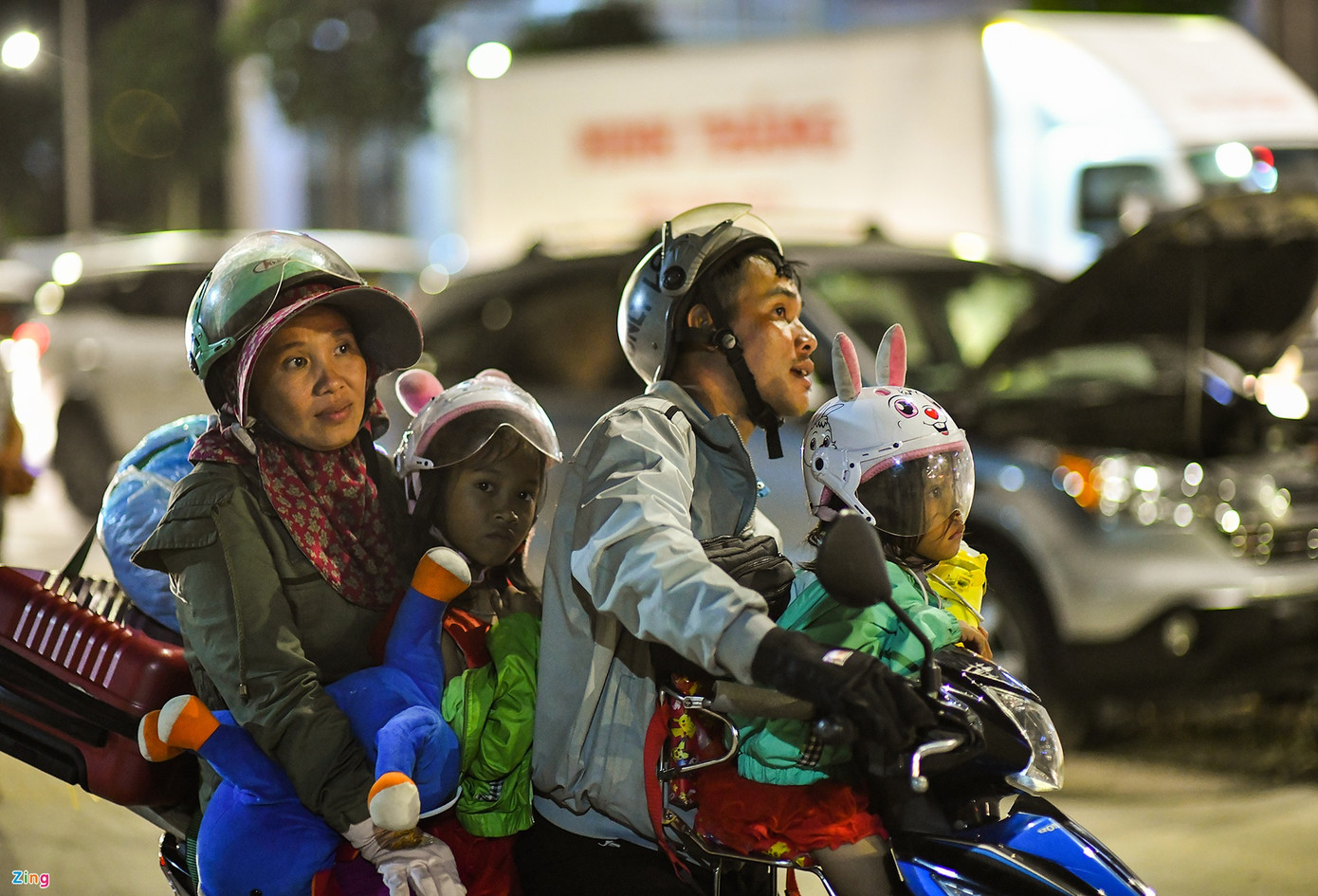 Anh Linh (ngụ tỉnh An Giang) cùng vợ và 2 con nhỏ đi TP.HCM làm việc. Anh cho biết mình mất hơn 2 giờ vẫn chưa thoát ra được dòng xe cộ.