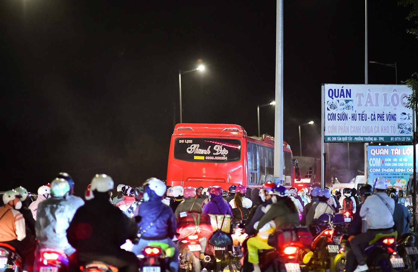 Vì lưu lượng xe cộ đông, người tham gia giao thông phải nhích từng chút một.