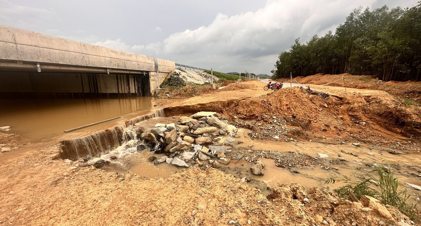 Đường dân sinh ven cao tốc Phan Thiết - Dầu Giây chưa xong khiến người dân gặp nhiều khó khăn. Ảnh: PV. Đường dân sinh ven cao tốc Phan Thiết - Dầu Giây chưa xong khiến người dân gặp nhiều khó khăn. Ảnh: PV.
