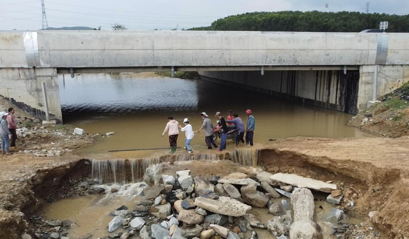 Các phương tiện qua lại khu vực này phải 2-3 người phụ khiêng mới qua được… Ảnh: PV. Các phương tiện qua lại khu vực này phải 2-3 người phụ khiêng mới qua được… Ảnh: PV.