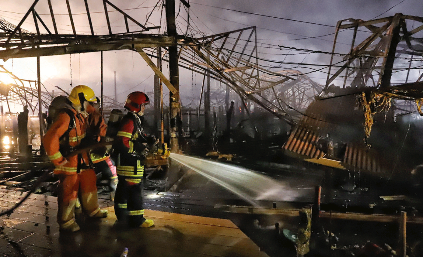 Lính cứu hỏa tiếp cận đám cháy ngay sau khi xảy ra sự cố. Lính cứu hỏa tiếp cận đám cháy ngay sau khi xảy ra sự cố.