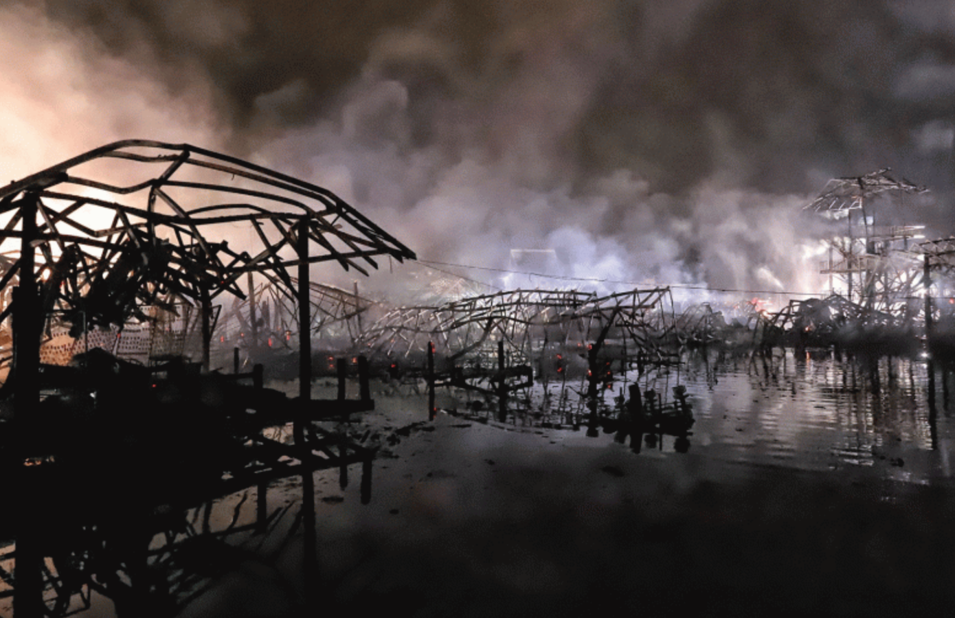 Cấu trúc nội khu của chợ bị hư hỏng nặng. Cấu trúc nội khu của chợ bị hư hỏng nặng.