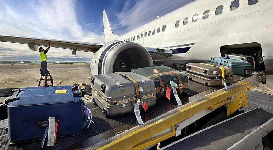 Công tác vận chuyển hành lý, tiếp nhiên liệu đều thực hiện bên phải máy bay.