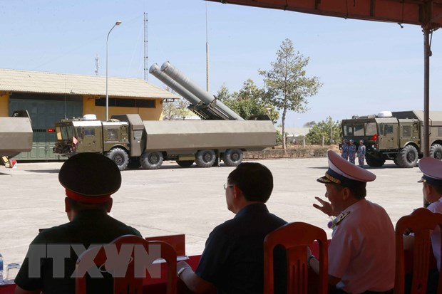 Chủ tịch Quốc hội Vương Đình Huệ xem cán bộ, chiến sỹ vận hành phương tiện vũ khí, khí tài trận địa tên lửa của Lữ đoàn tên lửa bờ 681. (Ảnh: Doãn Tấn/TTXVN). Chủ tịch Quốc hội Vương Đình Huệ xem cán bộ, chiến sỹ vận hành phương tiện vũ khí, khí tài trận địa tên lửa của Lữ đoàn tên lửa bờ 681. (Ảnh: Doãn Tấn/TTXVN).