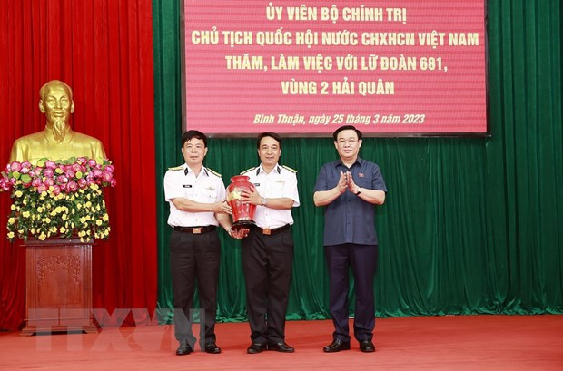 Chủ tịch Quốc hội Vương Đình Huệ tặng quà cho cán bộ, chiến sỹ Lữ đoàn 681. (Ảnh: Doãn Tấn/TTXVN). Chủ tịch Quốc hội Vương Đình Huệ tặng quà cho cán bộ, chiến sỹ Lữ đoàn 681. (Ảnh: Doãn Tấn/TTXVN).