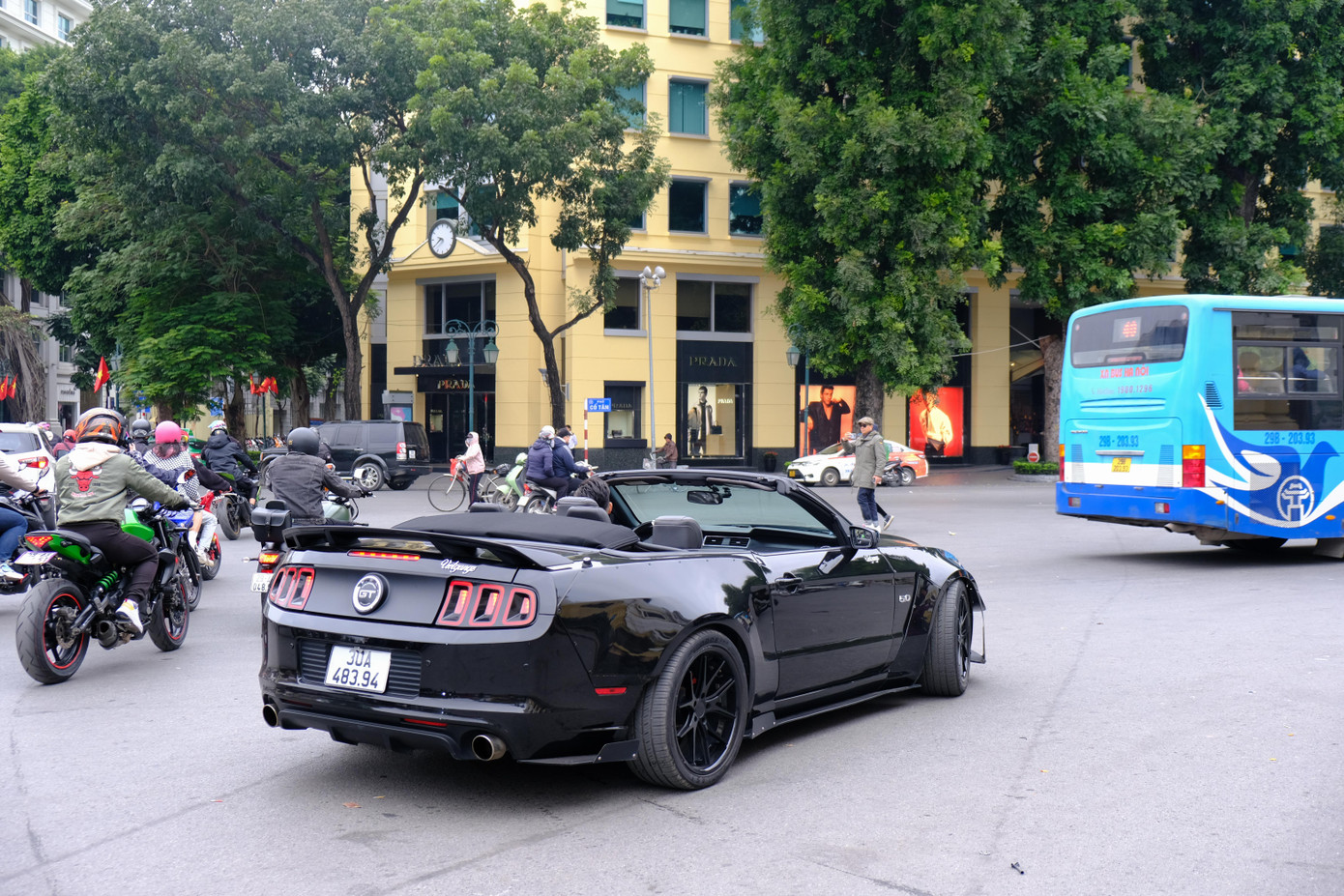 Ford Mustang GT mui trần giá hàng tỷ đồng.