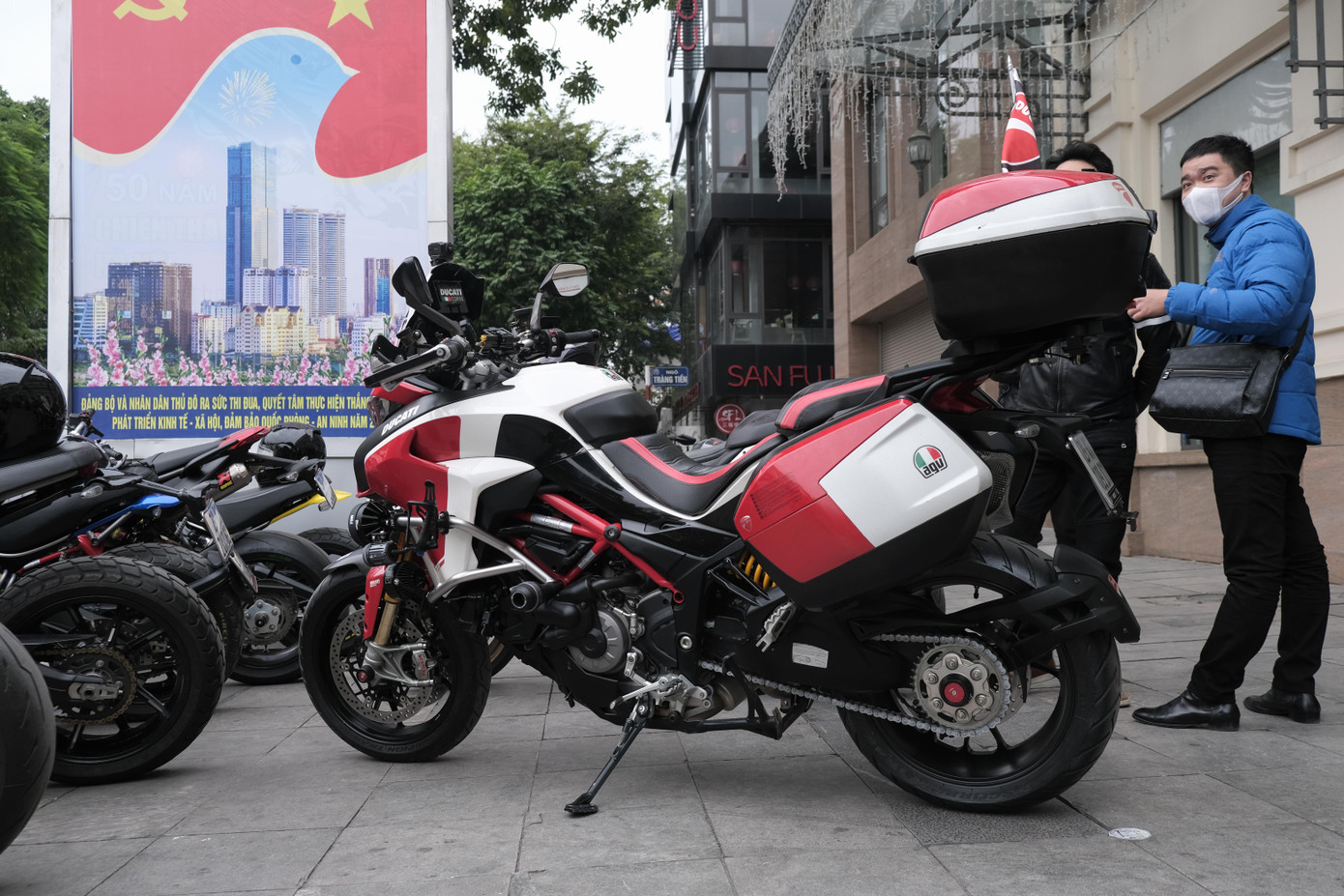 Chiếc mô tô Ducati có giá đắt tiền.