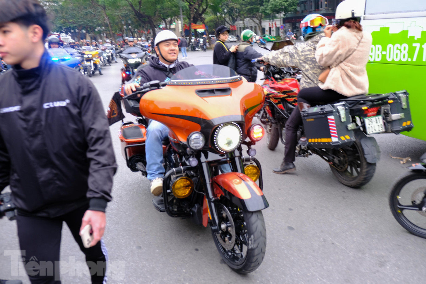 Màn trình diễn hào nhoáng của anh em chơi Sidecar, mô tô hạng nặng.