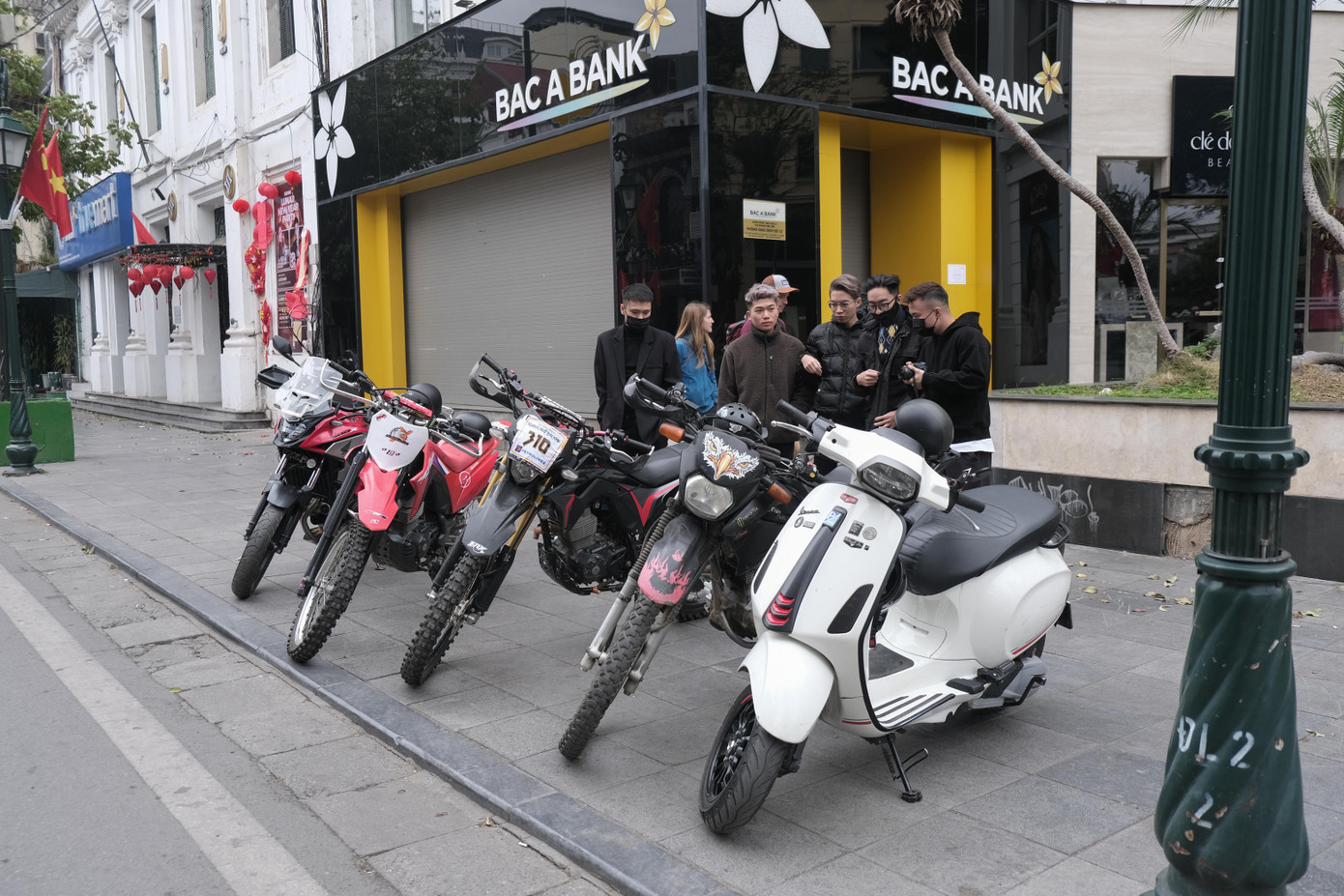 Một nhóm bạn trẻ đang tụ họp tại phố Tràng Tiền. Cùng trao đổi về các trải nghiệm chuyến đi hay những tính ưu việt trên xe.