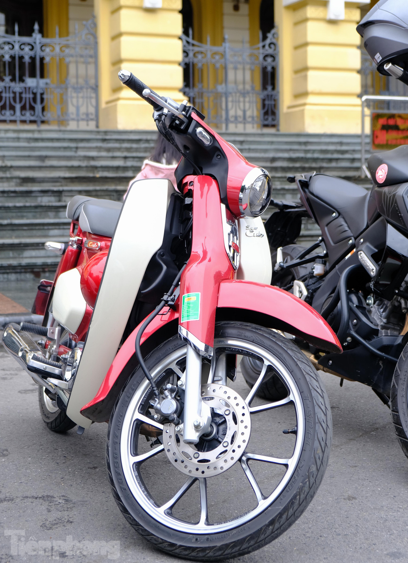 Honda Super Cub trở nên nổi bật khi đứng cùng hàng với loạt mô tô phân khối lớn.