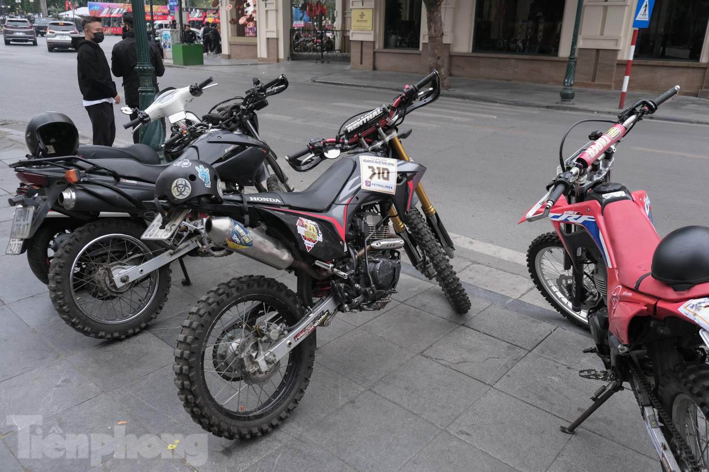 Chiếc xe có số hiệu 310 trong ảnh đã từng thi đấu tại giải đua mô tô đối kháng KOK 2022. Nó mang tên Honda CRF 150, thuộc quyền sở hữu của bạn Trần Minh Quang, sinh năm 2003. Dù còn rất trẻ tuổi, Quang đã tham dự một số giải đấu đua xe có tiếng trong làng Motorsport bán chuyên tại Việt Nam.