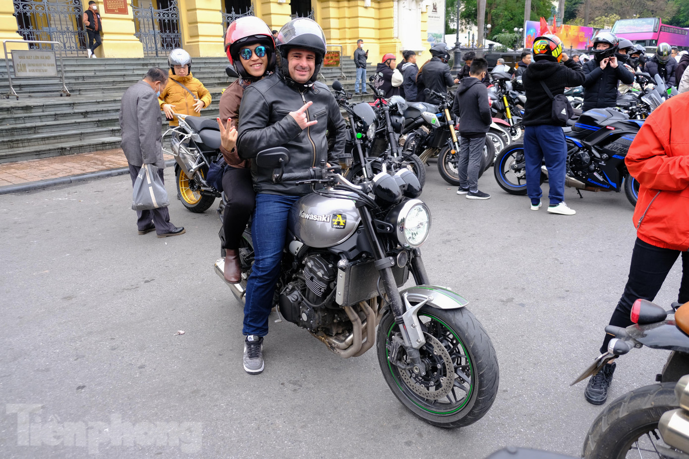 Phòng trào chơi xe tại Hà Nội lan rộng tới cả những người nước ngoài sinh sống tại Việt Nam. Anh Alex, đến từ Pháp đang vô cùng hào hứng với không khí tại Nhà hát Lớn.