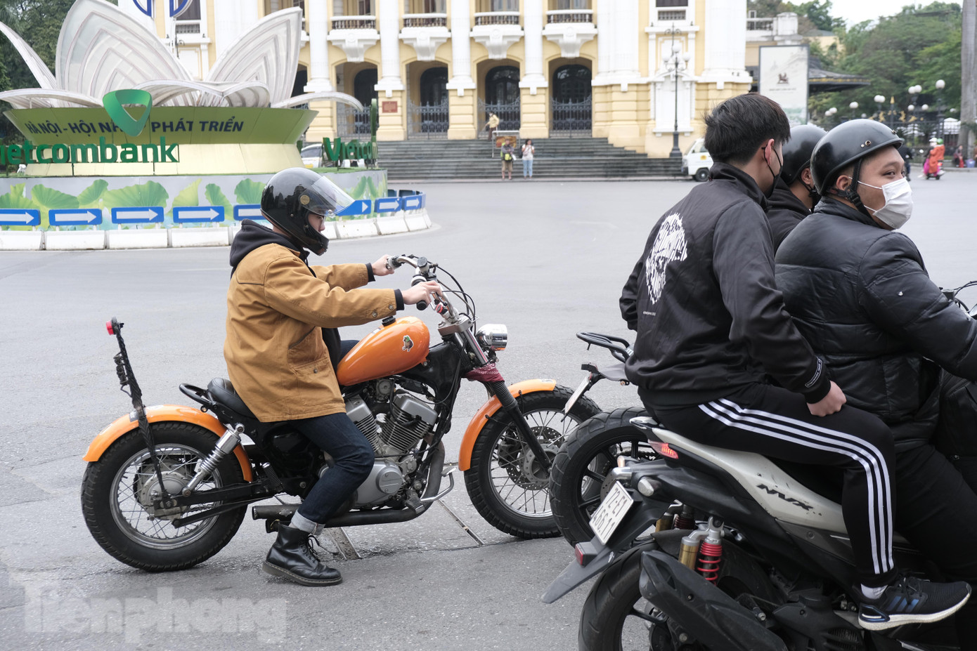 Sau một năm bộn bề công việc, các dân chơi đã có một buổi gặp gỡ để cùng chia sẻ đam mê trải nghiệm mô tô. Dù rất phấn khích, họ luôn đảm bảo an toàn khi sử dụng xe trên phố. Lưu ý, sự kiện chào xuân này vẫn được các chiến sĩ công an phường Tràng Tiền giám sát.