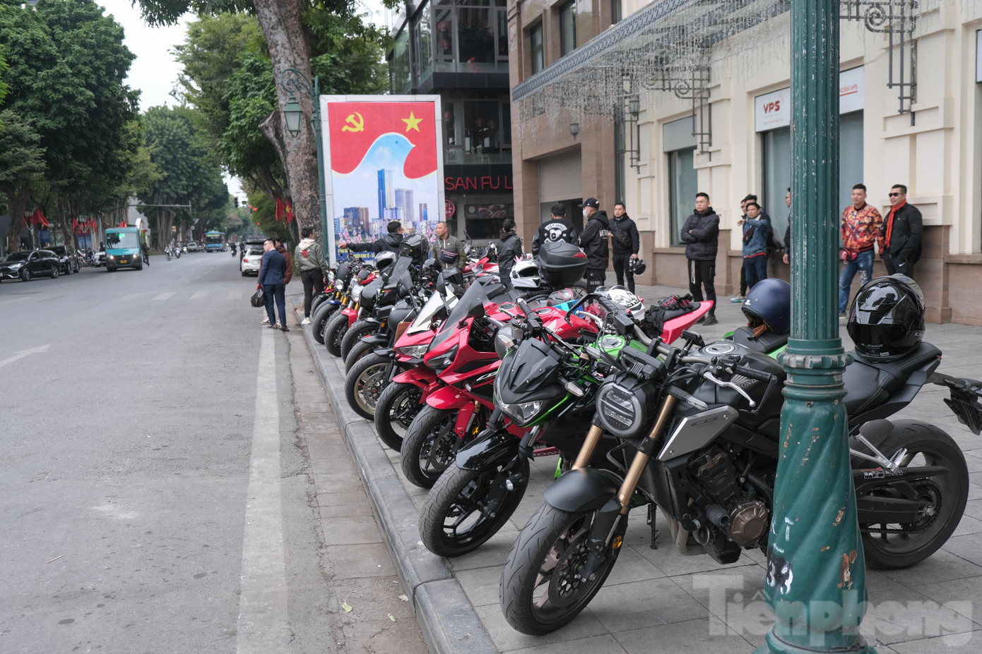 Buổi giao lưu thường niên của anh em yêu xe tại Hà Nội đã được tổ chức vào ngày mồng 3 Tết, được khởi xướng bởi đội nhóm VietGangz Brotherhood. Đồng thời, sự kiện còn có sự góp mặt của nhiều câu lạc bộ mô tô sừng sỏ khác, đi kèm một số tay đua bán chuyên.