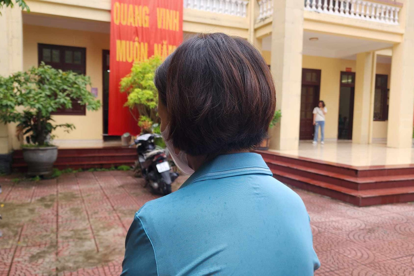 Phụ huynh trao đổi với phóng viên. Phụ huynh trao đổi với phóng viên.