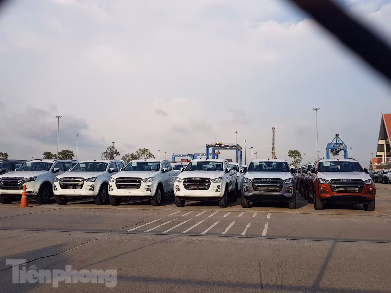 Những chiếc xe Isuzu sắp sửa được xuất khẩu tại cảng Laem Chabang, Thái Lan.