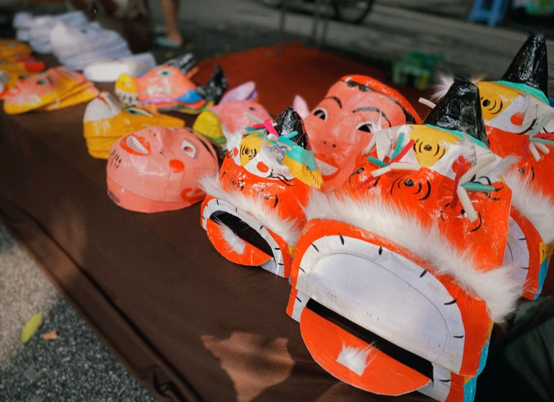 Trong ký ức trẻ thơ của biết bao thế hệ người Việt, mặt nạ là món đồ chơi gắn liền với tuổi thơ của nhiều người, nhất là mỗi dịp Trung thu tới. Những chiếc mặt nạ truyền thống chủ yếu được làm từ giấy bồi, được cố định bằng song và tre. Nhìn những hình thù ngộ nghĩnh, nhiều màu sắc, bất chợt trong ai mọi ký ức thơ ngây chợt ùa về!