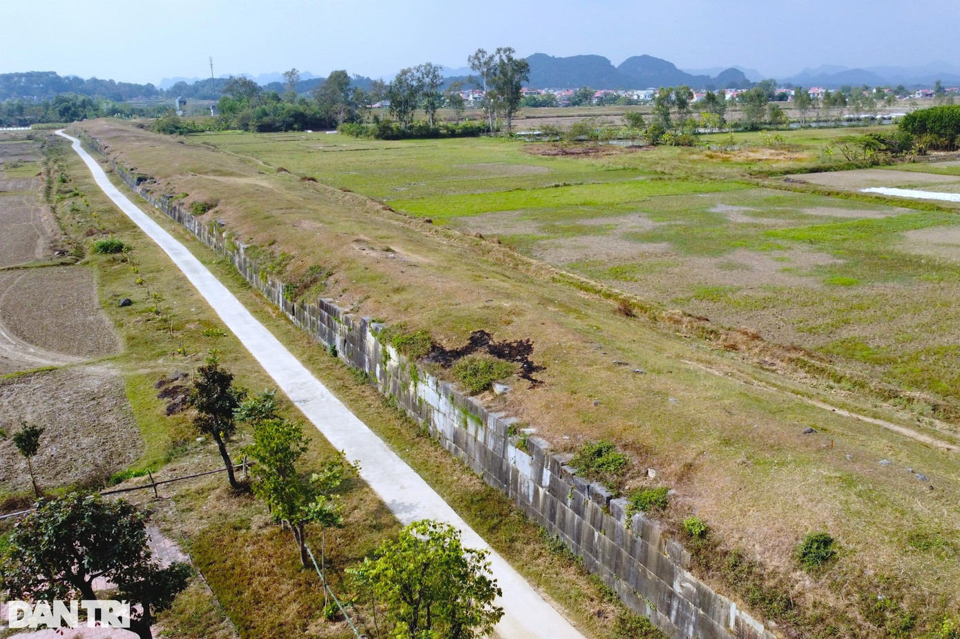 Theo nghiên cứu của các nhà khảo cổ, có hai giả thiết về bi đá được phát hiện ở Thành nhà Hồ. Một là, quá trình phòng thủ, bảo vệ hoàng thành Tây Đô, tiêu diệt kẻ địch, quân đội nhà Hồ đã chế tạo súng bắn đá hoạt động theo cơ chế vật lý. Súng được đặt trên các bức tường thành phía trong, hoạt động theo nguyên tắc đòn bẩy. Hai là, những viên bi đá này được dùng để phục vụ quá trình vận chuyển đá xây thành. Để di chuyển những phiến đá lớn về xây thành, người xưa đã cho xây con đường lát đá phẳng từ công trường khai thác về tới địa điểm tập kết dưới chân thành. Trên con đường đá ấy, họ cho xếp dày đặc những con lăn bằng gỗ cứng, mỗi con lăn 2-4m, đặt xen kẽ là những viên bi đá tạo nên băng chuyền với sự trợ giúp của sức kéo động vật như trâu, ngựa.