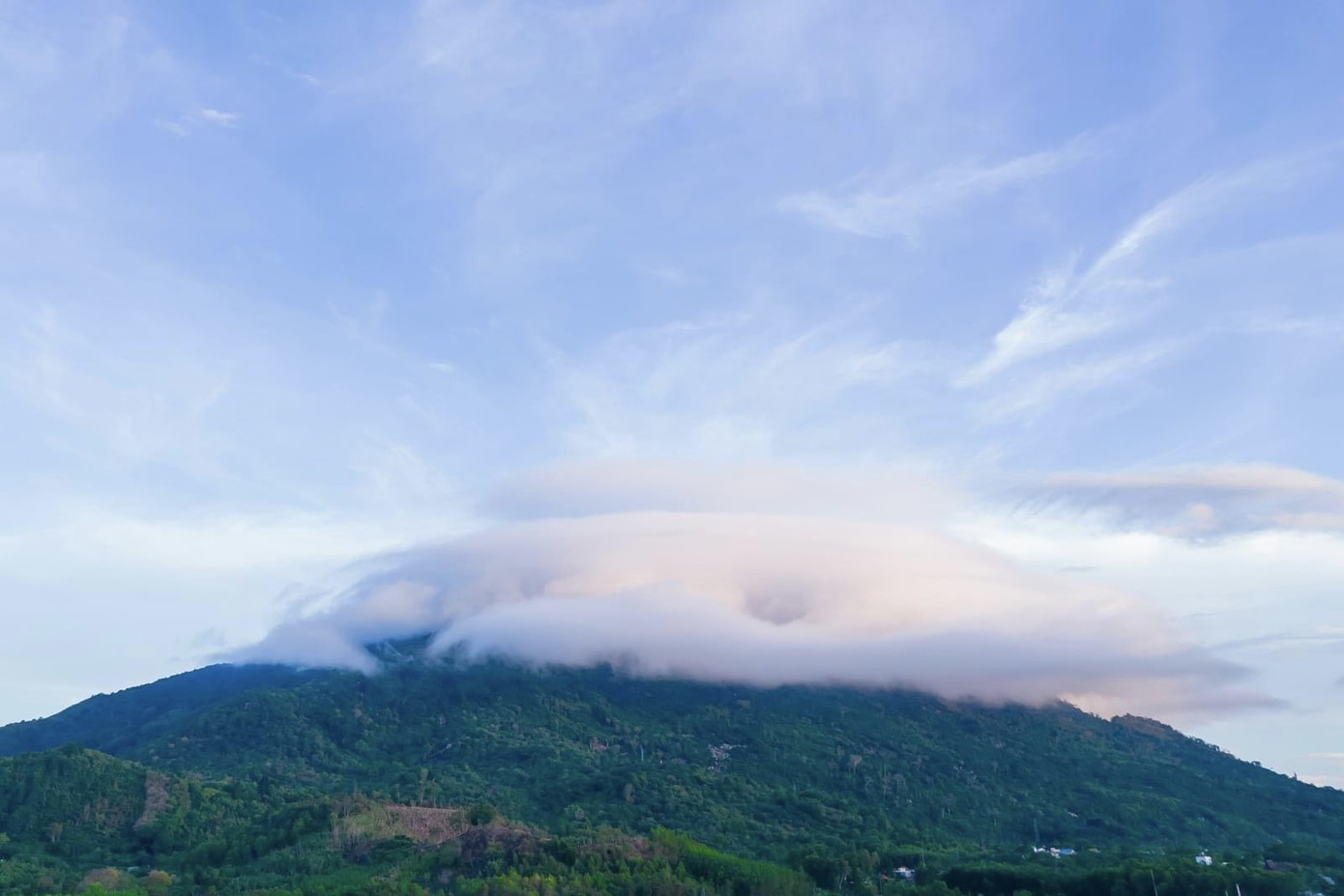 Hình ảnh "đĩa mây" trên núi Chứa Chan được người dân chụp lại sáng 13/5. Ảnh: N.X.L.