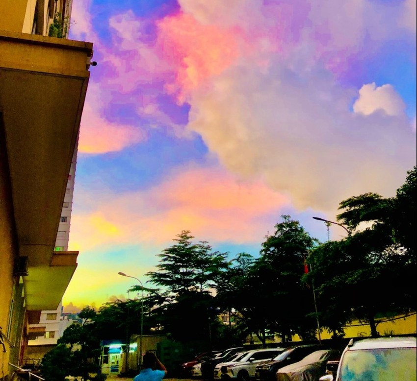 Bầu trời mây ngũ sắc tại chung cư IDICO rạng sáng 8-7. Ảnh: THIỆN HỢP.